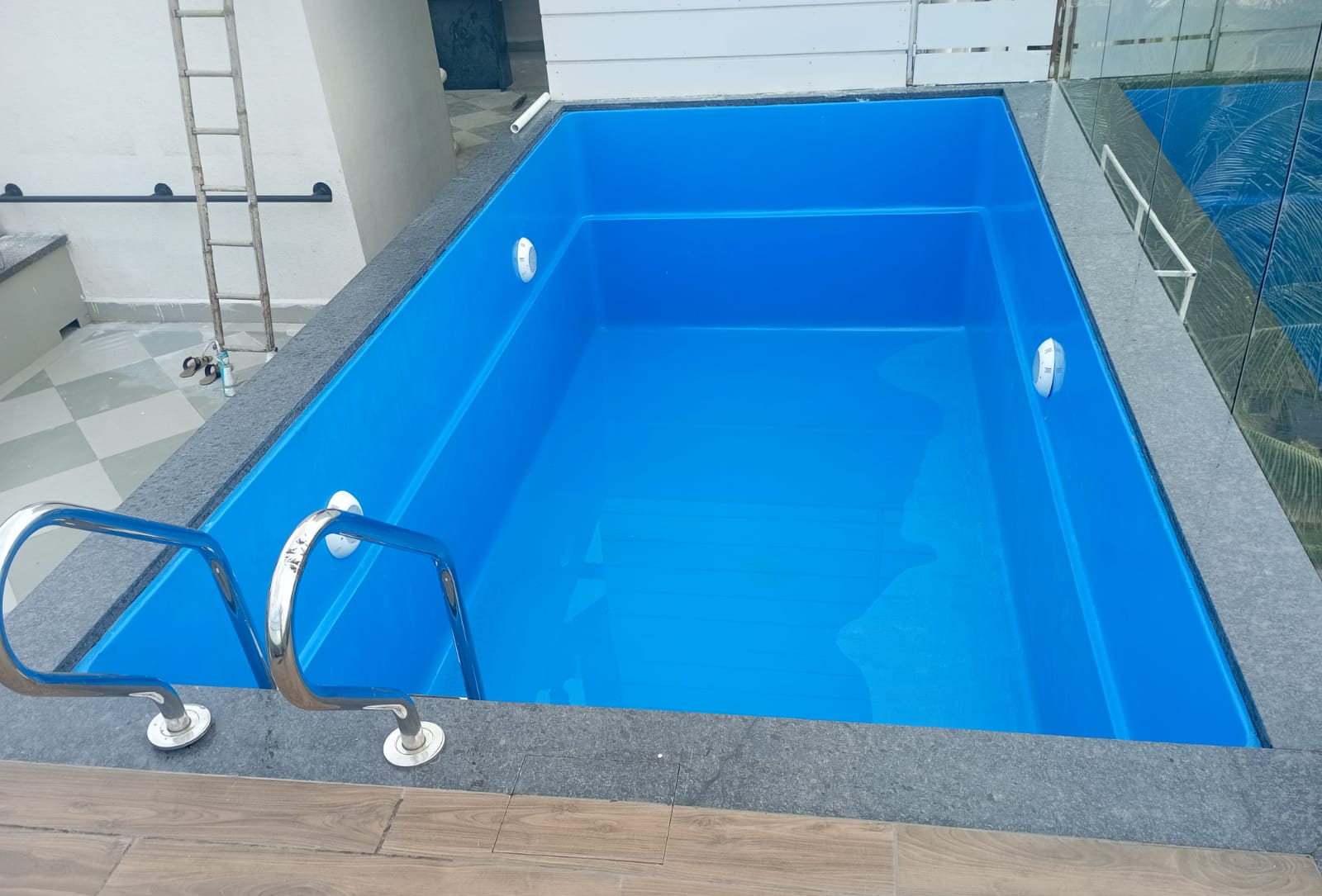 fiberglass swimming pool